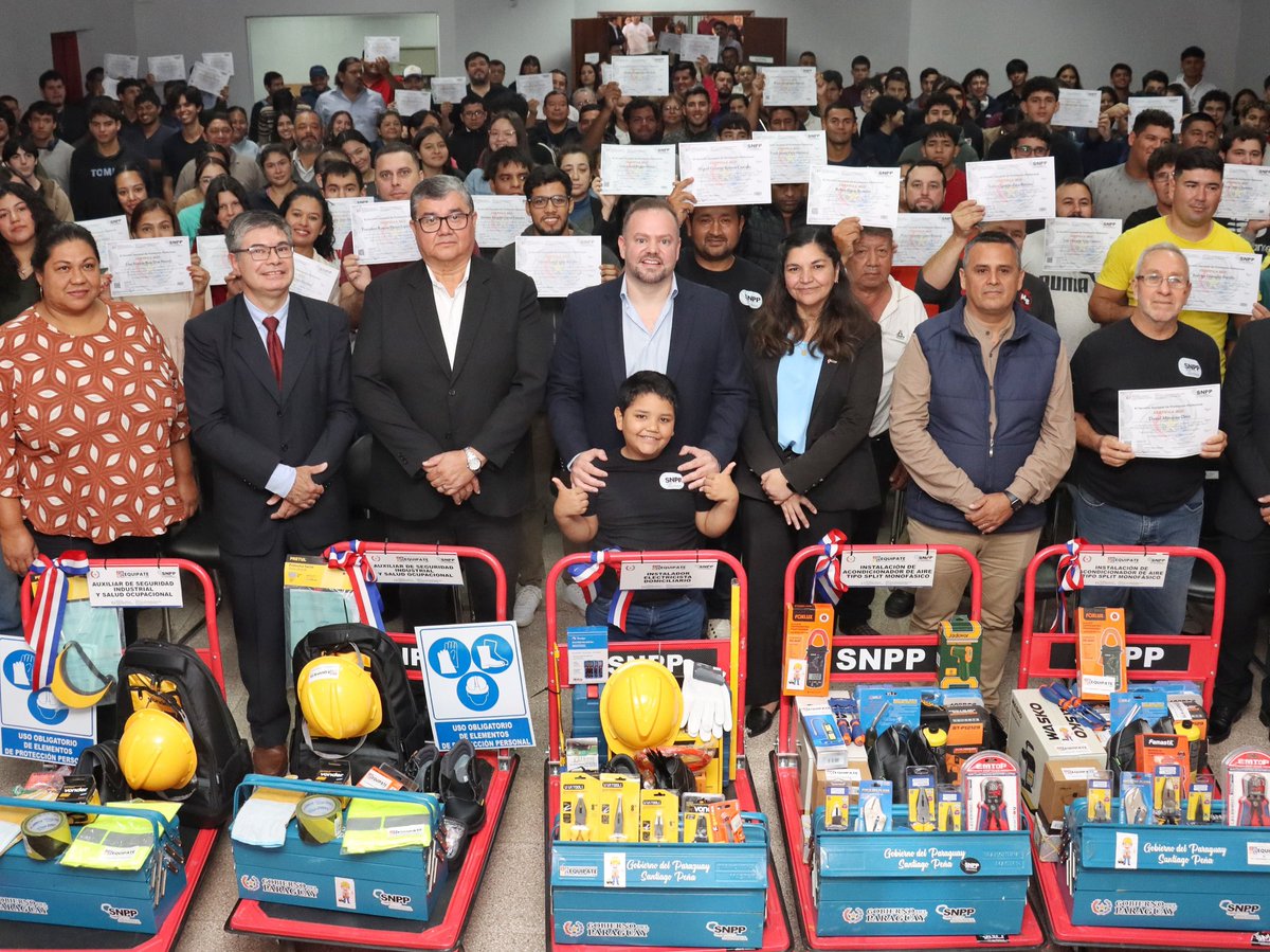SNPP_Paraguay's tweet photo. ¡Impulsando oportunidades laborales!
Se llevó a cabo la entrega de herramientas y certificados del Programa #EQUIPATE a egresados de Asunción y el área metropolitana.
El Director General del SNPP, @JoseCoglioloA, realizó la entrega de lotes de herramientas a 56 participantes, quienes se capacitaron en :
✓ Auxiliar de Seguridad Ocupacional
✓ Instalación Eléctrica Domiciliaria
✓ Instalador de Aire Acondicionado
Estos participantes se capacitaron en las sedes de CTA, Central Metropolitana y la Dirección de Aprendizaje para el Trabajo, impulsando la inserción laboral formal y el autoempleo.
Además, 53 participantes de cursos de verano en Diseño de Moda y TIC del CTA, recibieron sus certificados, apostando al crecimiento profesional en áreas con alta demanda.
El Gobierno del Paraguay, junto al @MTESS_PY y el SNPP, sigue trabajando para generar oportunidades de empleo digno, formal y sostenible.
🔗 https://t.co/yr0WrwxvIr
#GobiernoDelParaguay #SNPP