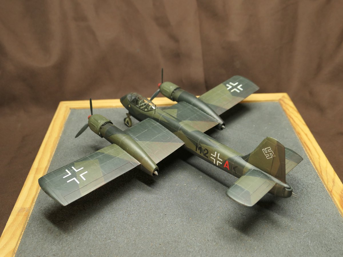 Unicraft 1/72 Blohm &amp; Voss P.203.01 完成

普通にカッコいい!!

ちょっと古めの素直な形の双発重戦闘機/軽爆撃機、と見せかけて四発機です。レシプロエンジンとジェットエンジン双方を積む事でジェットの加速の弱さを補いつつ高速を目指した計画のようです。