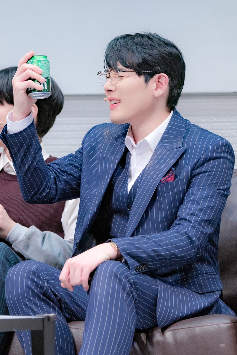 260408 밤 아트 커튼콜

세르주 | #김도빈

세르주 맥주 광고 찍다