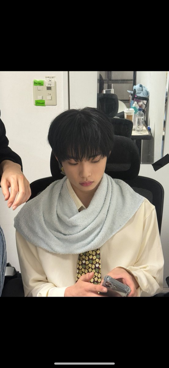 tiot_updates's tweet photo. [💬] Weverse community update (1/3)

[#JUNHYEON]
Happy birthday sweetheart Yechan

#HappyYechanDay
#금준현 #KUMJUNHYEON
#신예찬 #SHINYECHAN
#TIOT #티아이오티 https://t.co/U195cQhgfr
