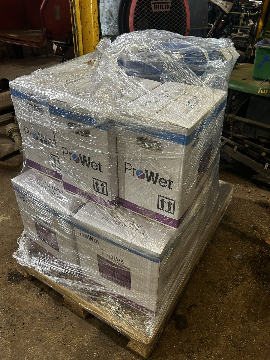 GreenkeeperJB21's tweet photo. Delivery of pro wet evolve and sea-x from @TurfCare_IRL_UK  for greens and tees. After last years scorching weather, will be using a premium wetting agent to help get the best out of our surfaces this year @Hainault1909 https://t.co/w9L2qwwHzr