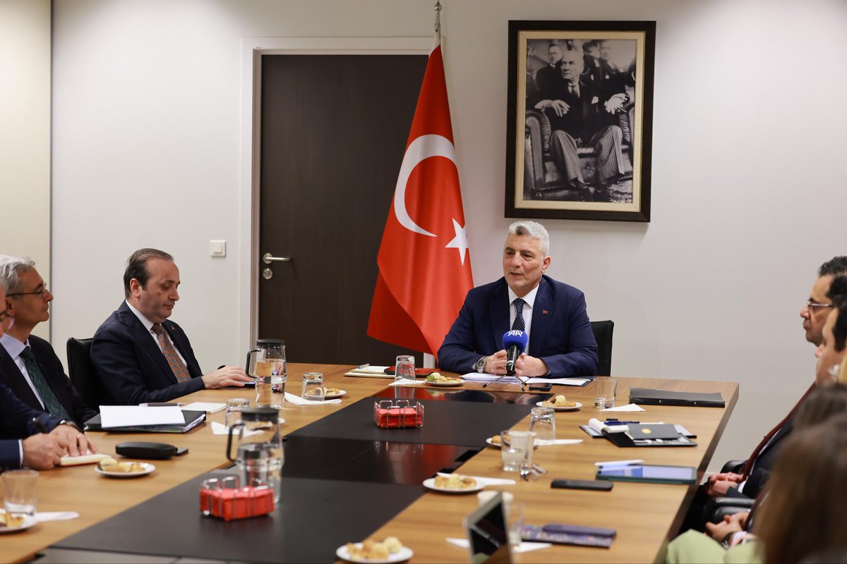 omerbolatTR's tweet photo. Brüksel temaslarımız çerçevesinde, Belçika'da mukim Türk sivil toplum ve iş dünyası temsilcilerimizle bir araya geldik. 

Küresel ekonomi ile Türkiye-AB ekonomik entegrasyonunun gündemindeki konular üzerinde görüş alışverişinde bulunduğumuz toplantıda, iş dünyamızın beklenti ve  önceliklerini ele aldık.