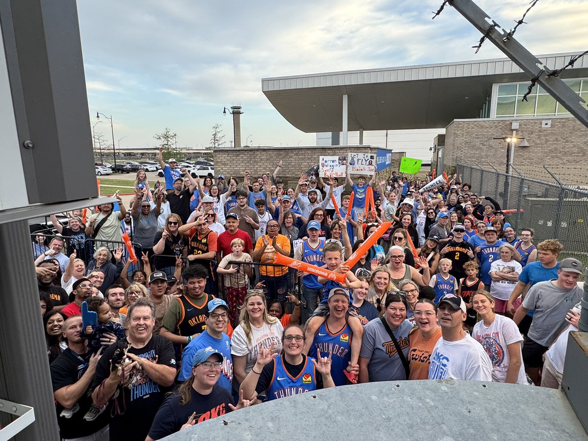 DevinNewsom's tweet image. 📣 THUNDER FANS ‼️
@okcthunder just clinched the #1 seed &amp;amp; best record in the NBA! Time to kick off our favorite #OKC tradition! Meet the team Friday night at the AAR Hangar (6501 S. Meridian) after the Denver game! Let’s show the new guys what playoff time in OKC looks like! 👀
