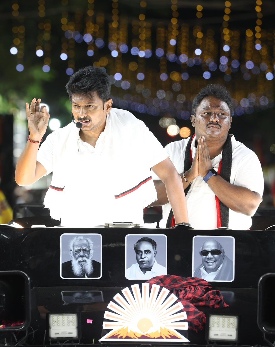 Udhaystalin's tweet photo. விருகம்பாக்கம் சட்டமன்றத் தொகுதியின்  வெற்றி வேட்பாளரான அன்புச் சகோதரர் @PrabhakarRaja88  அவர்களுக்கு ஆதரவாக உதயசூரியன் சின்னத்தில் இன்றைய தினம் வாக்கு சேகரித்தோம்.

முரட்டு அடிமைகளுக்குப் பின்னால் மறைந்து கொண்டு தமிழ்நாட்டை அபகரிக்க முயலும் பாசிச சக்திகளின் சதிகளையும்,அவற்றை முறியடிக்க வேண்டியதன் அவசியத்தையும் எடுத்துக்கூறினோம்.

மதவாதிகளிடமிருந்து தமிழ்நாட்டைக் காக்க மாண்புமிகு முதலமைச்சர் @mkstalin தலைமையிலான ஆட்சி தொடர கழக கூட்டணிக்கு மக்கள் ஆதரவளிக்க வேண்டுமென கேட்டுக்கொண்டோம்.

தலைவர் தொடரட்டும், தமிழ்நாடு வெல்லட்டும்.

#DMK4TN #VoteForTN