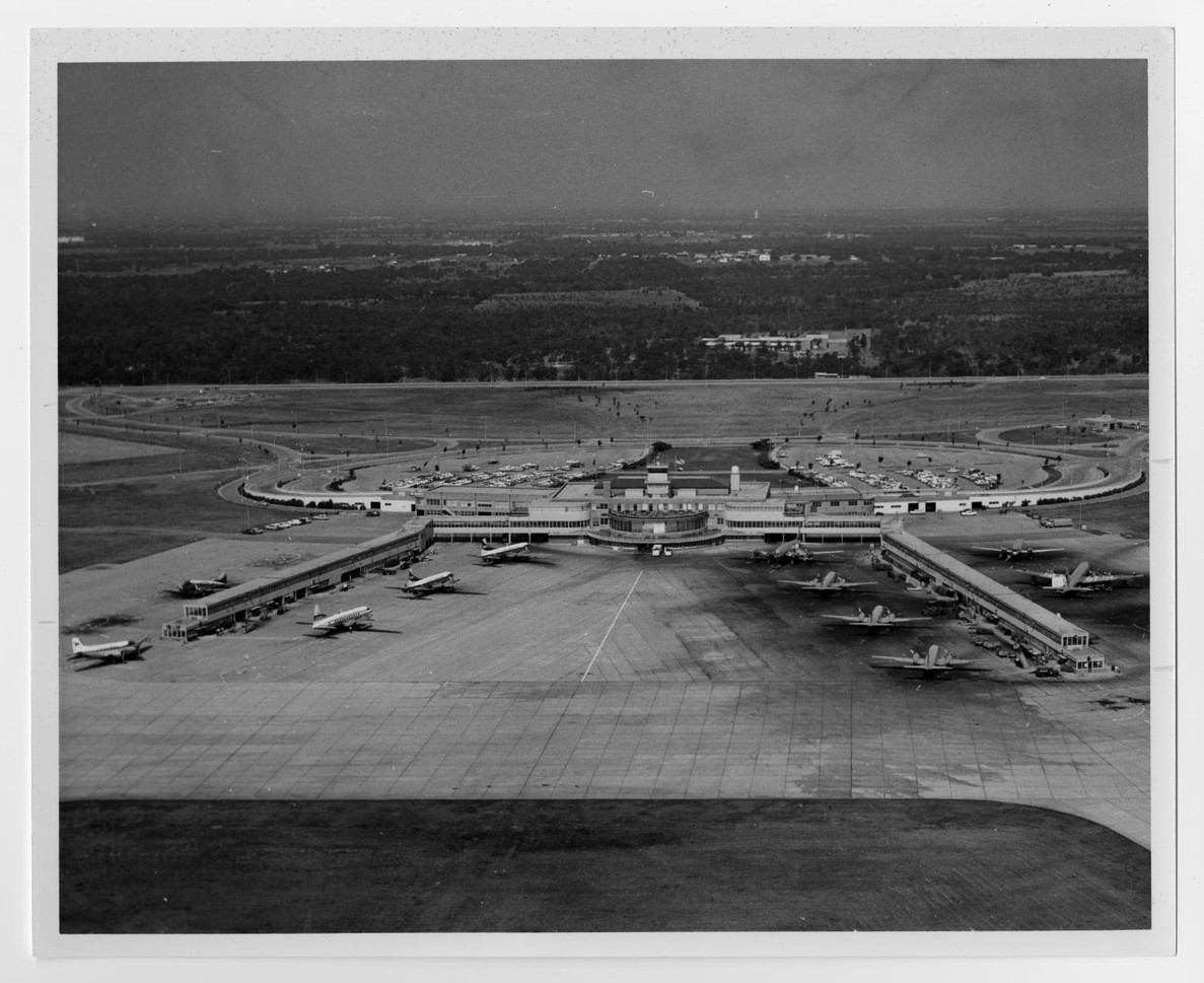 Chicotsky's tweet photo. During this month in 1953, Fort Worth opened Amon Carter Field before 75,000 spectators. The airport served the city until DFW International opened in January 1974. The original terminal site now houses American Airlines headquarters (Fort Worth Star-Telegram, 1953). https://t.co/kkvGL6vTgf