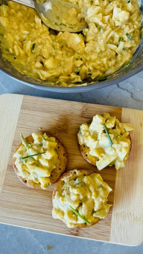 genabellrecipes's tweet image. Leftover Easter eggs? 🐣🥚 Turn them into Easy Curried Egg Salad in minutes 💛

Creamy, flavorful, and perfect for dipping, or sandwiches!

Just mix: eggs + mayo + curry powder + Dijon + mango chutney 

#EasyRecipes #EggSalad #Leftovers 

genabell.com/recipe/spreads…