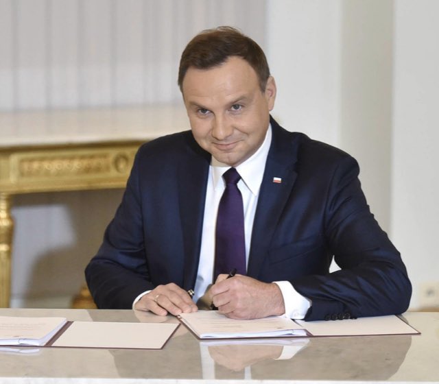 Karol Karolix tweet media