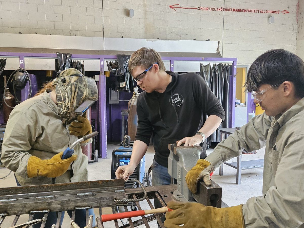 CraigWashingto4's tweet photo. The passion these two students and their teacher have for welding is truly inspiring—learning and sharpening their craft even during spring break. #Proudprincipal @heyward_ctc @RichlandOne https://t.co/f8OAhguUA9