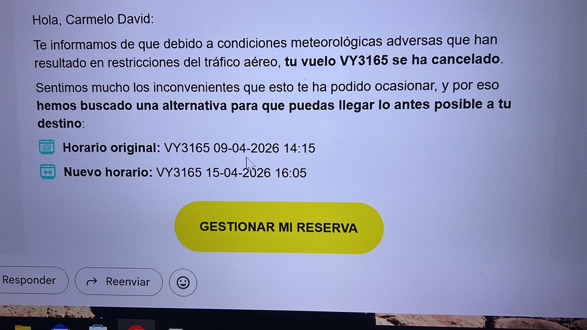 atteneri06's tweet photo. @controladores hola controladores, esto es así, se dan restricciones del tráfico aéreo. Nos acaban de cancelar vuelo de @vueling  Fuerteventura - Sevilla y esa es su excusa! Sé que el vuelo llegó a Tenerife y después cancelan y listo. https://t.co/Jt6avdIKYH