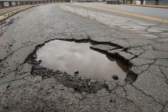 Mapengu2's tweet photo. @CityofKigali    @dusengiyumvas why do we have alot of potholes in Kigali City ... seriously this is so embarrassing https://t.co/uPjYCkh7CL