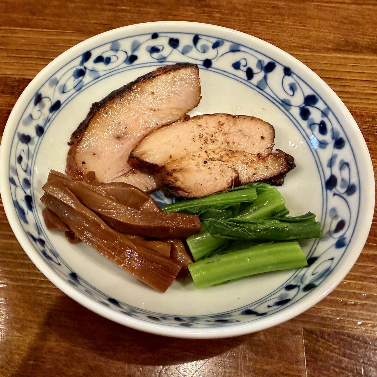 奈つやの中華そば@下丸子

煮干しつけそば＋雲呑＋☆

煮干しがガツンとくるつけ汁♪

喉越しのよい細麺がスルスル入っていく美味しい一杯♪

シャキシャキした青葱もいいね!!

煮干し油のかかった､もちもち雲呑も美味♪

つけ茶漬け専用ご飯にスープをかけて…

バラ海苔と新玉ねぎがよく合うね♪