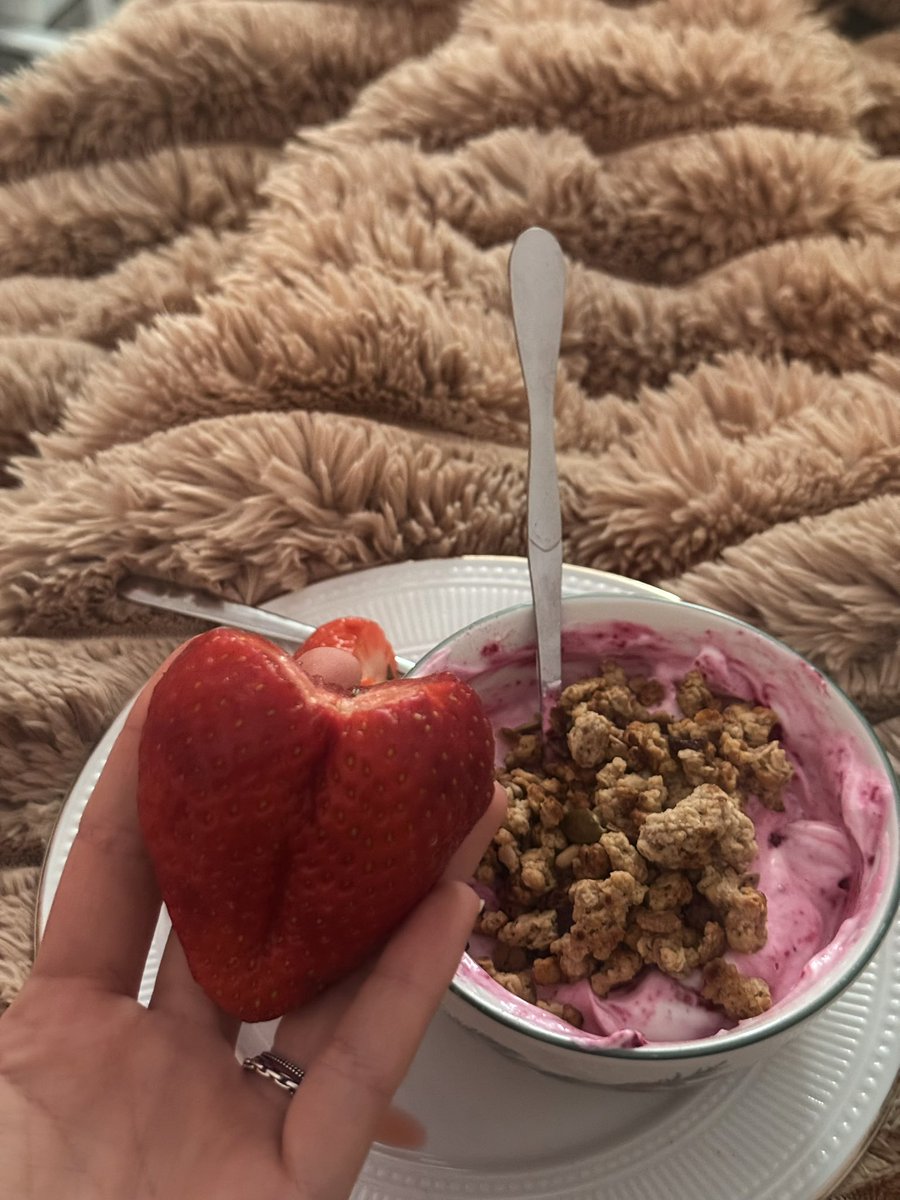 picked out this pack of strawberries bc i needed this giant one that was inside