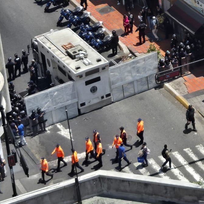 ReporteYa's tweet image. #9Abr 11:46am #Caracas #Marcha #SalariosDignos 
@CaleidoHumano: Desproporcionado piquete policial a la altura de la Av. Universidad para impedir el paso de la marcha convocada por los sindicatos de trabajadores hasta Miraflores.