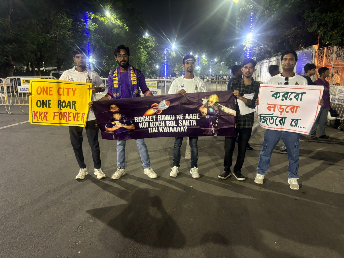 TeamSRKWarriors's tweet photo. Kolkata Warriors roaring loud for our Knight Riders, bleeding purple and backing the green! 💜

#KKR #ShahRukhKhan https://t.co/Q3l7m0pTqr