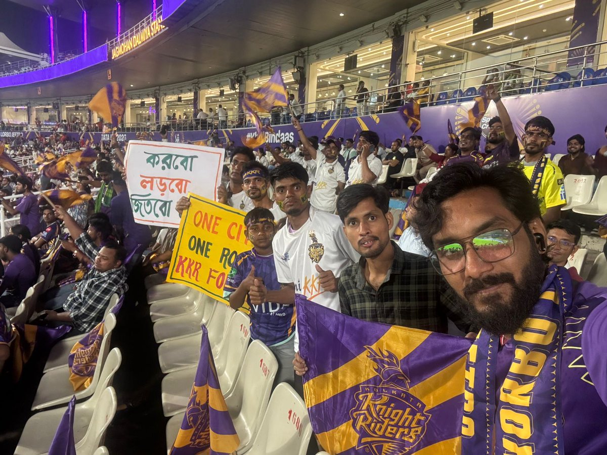 TeamSRKWarriors's tweet photo. Kolkata Warriors roaring loud for our Knight Riders, bleeding purple and backing the green! 💜

#KKR #ShahRukhKhan https://t.co/Q3l7m0pTqr
