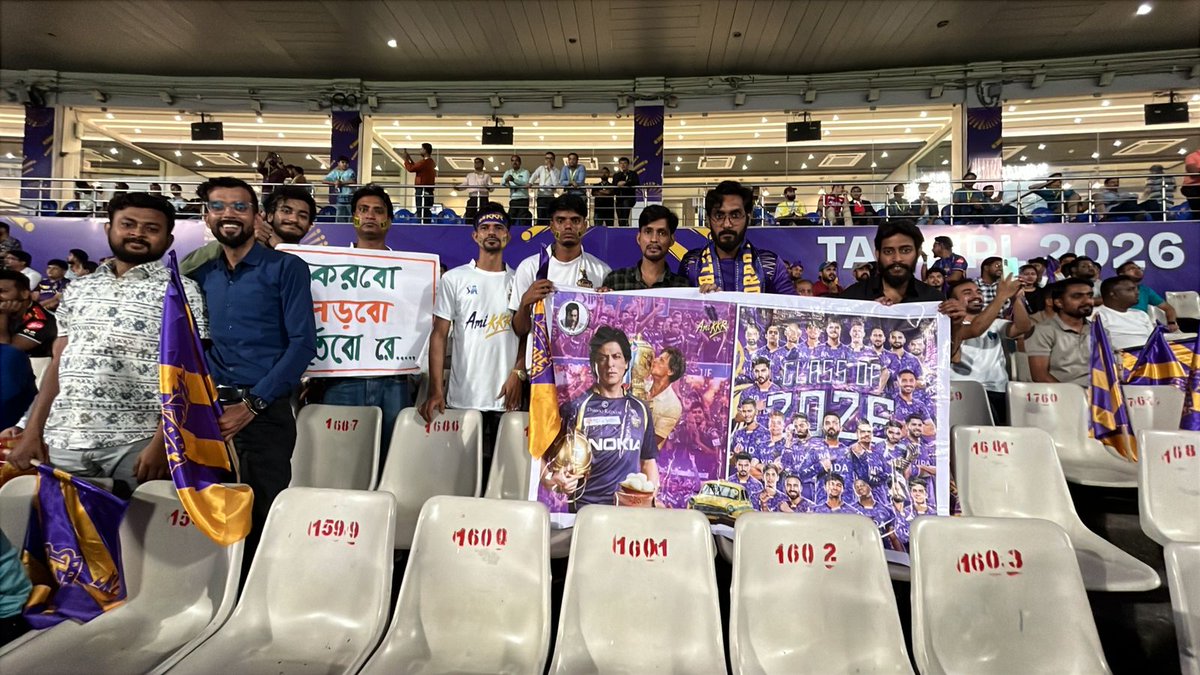 TeamSRKWarriors's tweet photo. Kolkata Warriors roaring loud for our Knight Riders, bleeding purple and backing the green! 💜

#KKR #ShahRukhKhan https://t.co/Q3l7m0pTqr