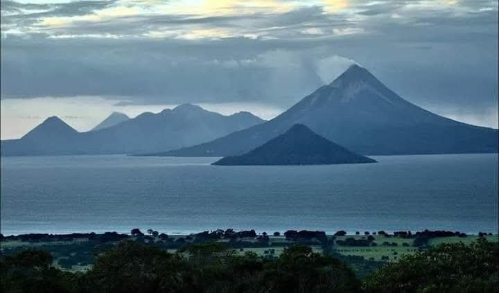 #Nicaragua

El régimen se desmorona: purgas internas, aislamiento y sanciones contra 2.000 funcionarios. La dictadura está en zugzwang y cada movimiento la debilita más. Nuestro rol es claro: documentar, denunciar, conectar con la diáspora y no dejar que el mundo nos olvide.