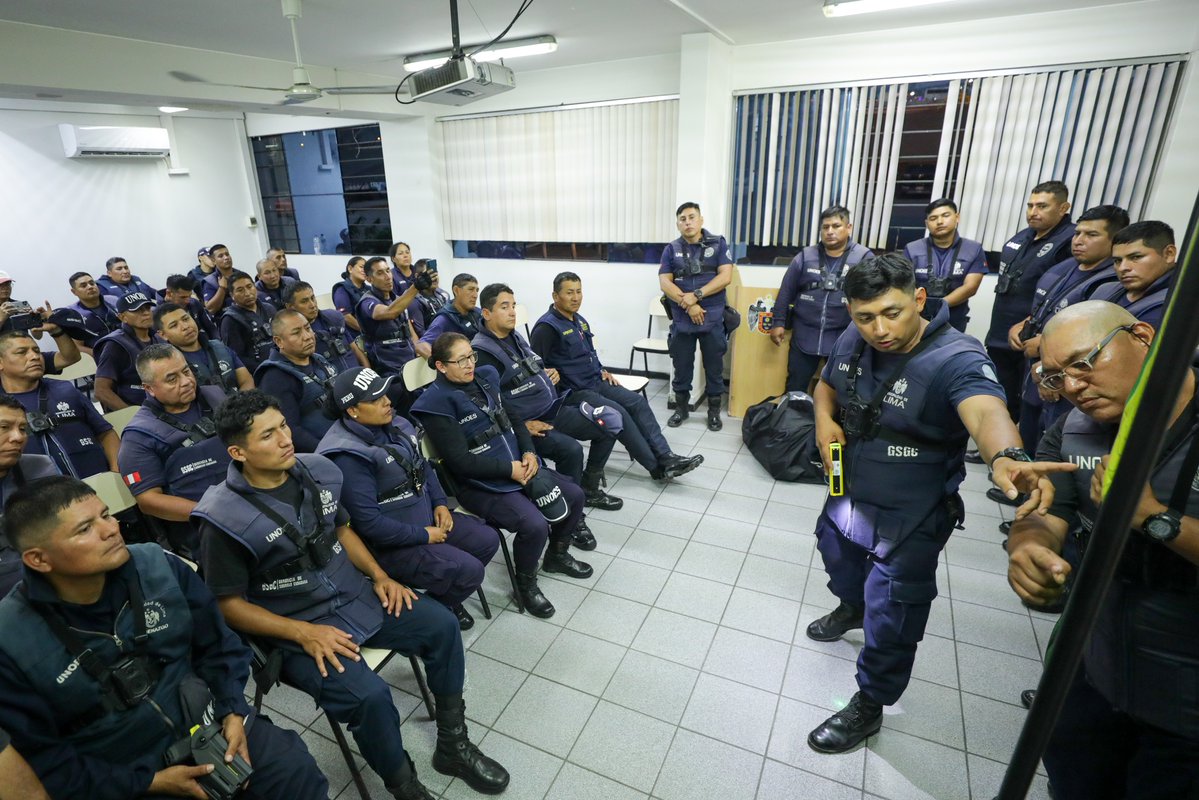 MuniLima's tweet image. #Seguridad | Serenazgo de Lima recibe entrenamiento especializado en uso de pistolas eléctricas y bodycams para fortalecer intervenciones en operativos especiales.

¡La ciudad no descansa nosotros tampoco!