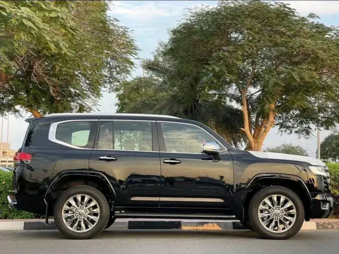 FMLarousse's tweet image. Depuis la remise de voitures #Toyota VXR aux joueurs de #Léopards par la présidence de la République, plusieurs pages de vente en ligne de véhicules annoncent également la mise en vente de véhicules ayant les mêmes caractéristiques que cette dotation. 

Les prix varient entre