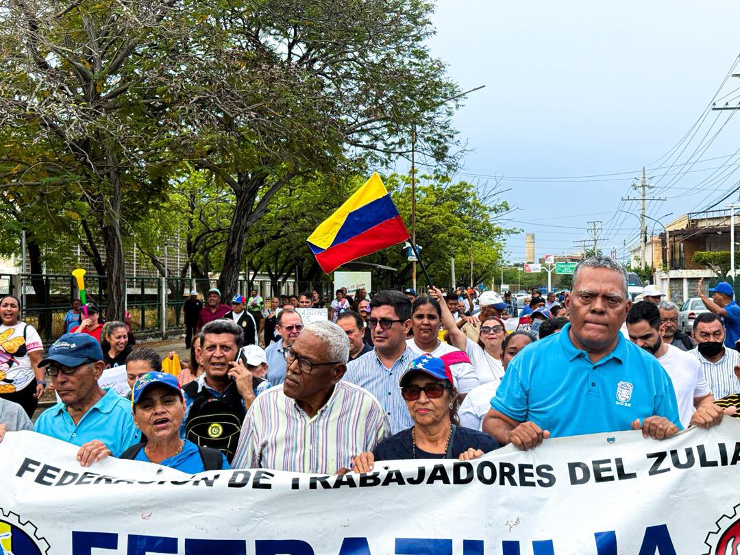 Los zulianos en la calle respaldando el llamado nacional a exigir salarios DIGNOS.

No convencerán a los trabajadores de conformarse con sueldos injustos, los venezolanos merecen un salario que alcance para vivir bien.