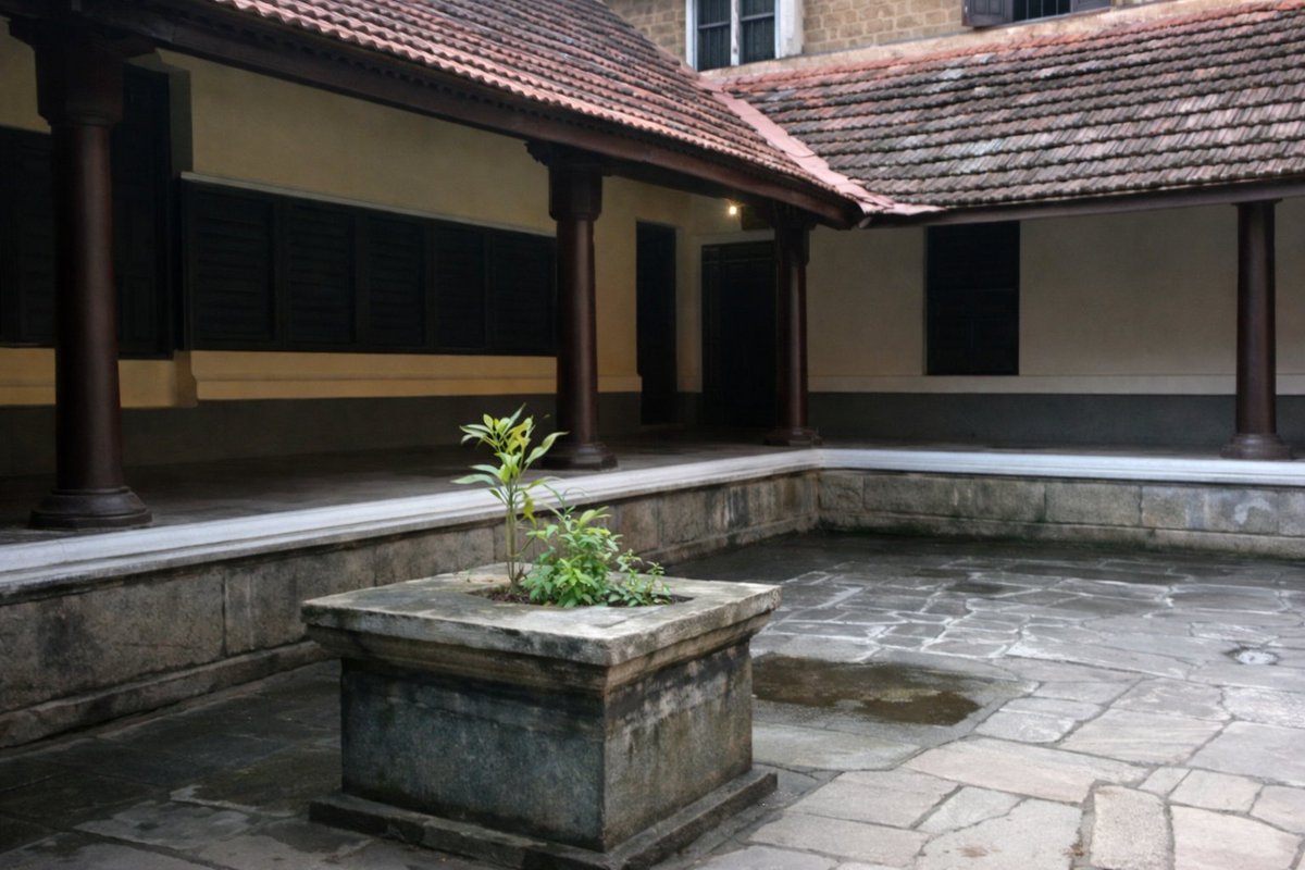 _ishasahu_'s tweet photo. I’ve been thinking about this for a long time. The importance of open spaces inside homes. what we used to call a courtyard. In our grandparents’ homes, this was very common, an open space in the center of the house Now most homes feel packed
with just a few windows.
#ux #ui https://t.co/vaiEor8Y93