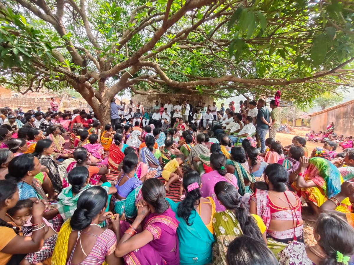 rajaaswain's tweet photo. ଆଜି ରାୟଗଡା - କଳାହାଣ୍ଡି ଜିଲ୍ଲା ଅନ୍ତର୍ଗତ ତିଜିମାଳୀ - ସିଜିମାଳି ଅଂଚଳରେ l ସ୍ଥାନୀୟ ଜନସାଧାରଣ ଓ ମା '- ମାଟି- -ମାଳି ସୁରକ୍ଷା ମଞ୍ଚ ଭାଇ ଓ ଭଉଣୀ ମାନଙ୍କ ସହ l ବିଶେଷ କରି ଆଦିବାସୀ ମା - ଭଉଣୀମାନଙ୍କ ସହ ପୁଲିସ ଓ ଜିଲ୍ଲା ପ୍ରଶାସନ ଏବଂ ବେଦାନ୍ତ - ମୈତ୍ରୀ କମ୍ପାନୀ ଦ୍ୱାରା ପ୍ରାୟୋଜିତ  ଅସଭ୍ୟ ଦୁର୍ବ୍ୟବହାର  ଓ ରାତି ଅଧିଆ ପୈଶାଚିକ ଦମନଲୀଳା ଆଚରଣକୁ ମୁଁ ଦୃଢ ନିନ୍ଦା କରୁଛି l