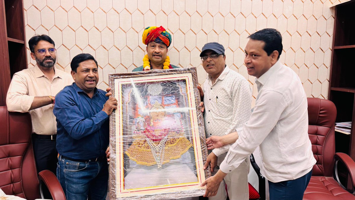 bjpbhupendraRYB's tweet photo. आज भाजपा प्रदेश कार्यालय में कार्यकर्ताओं एवं स्थानीय नागरिकों के साथ अर्थपूर्ण संवाद हुआ। कार्यालय से जुड़े महत्वपूर्ण कार्यों की समीक्षा की।
इस दौरान मीडिया कर्मियों से भी सार्थक वार्तालाप हुई एवं वर्तमान विषयों पर उपयोगी विचार-विमर्श साझा किया।
@BJP4Rajasthan @BJP4India https://t.co/sZkX0f9Hwr