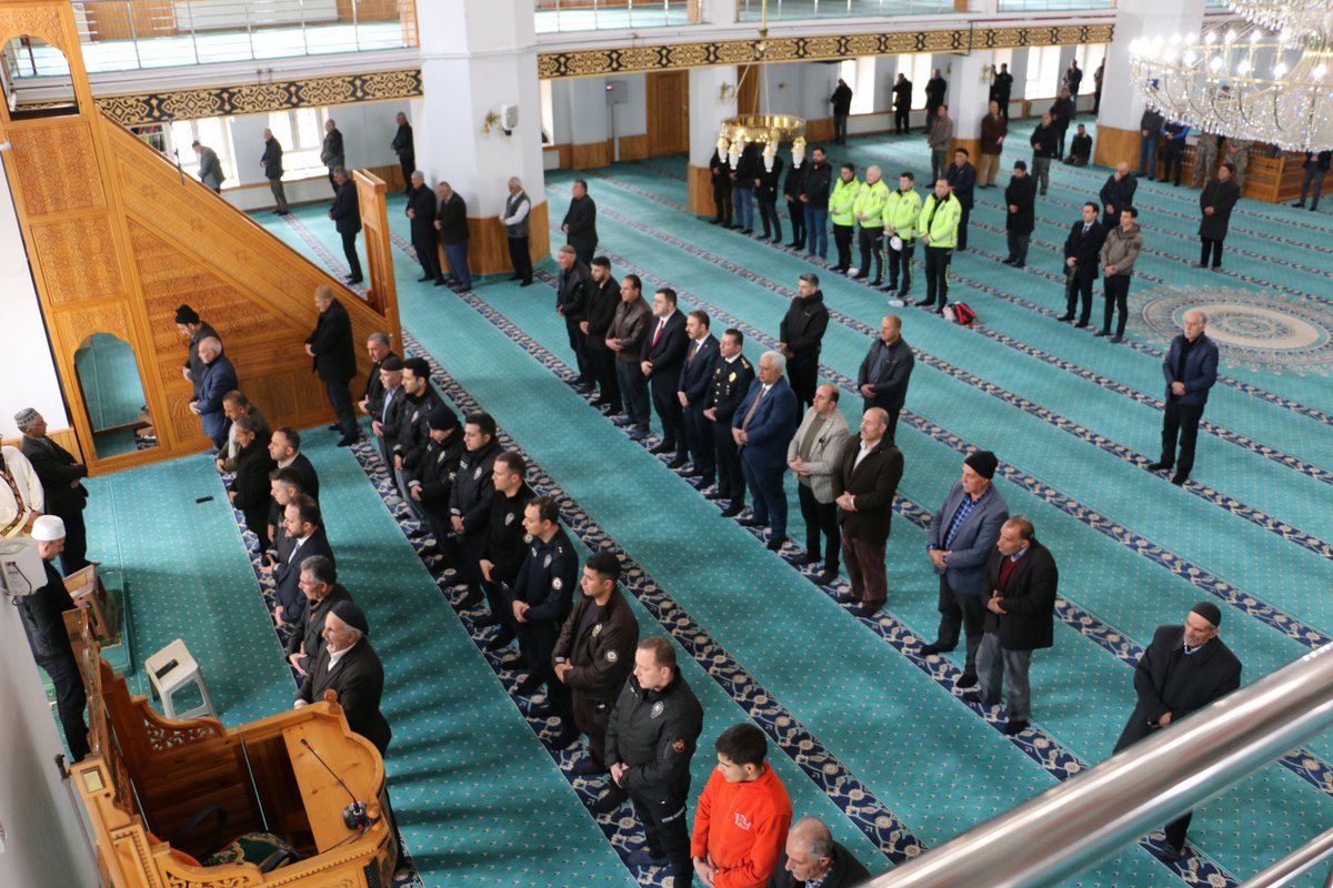 erciskaymakamlk's tweet photo. 📌 10 Nisan Polis Haftası
İlçe Emniyet Müdürü Sn. Uğur ÖLMEZ ve personel, şehit aileleri ve kabirlerini ziyaret etti, Kara Yusuf Paşa Camii’nde Mevlid-i Şerif programı düzenlendi. Şehitlerimizi rahmetle anıyoruz.
@karaloglu_murat 
#ercis https://t.co/BQOJtg3lVE