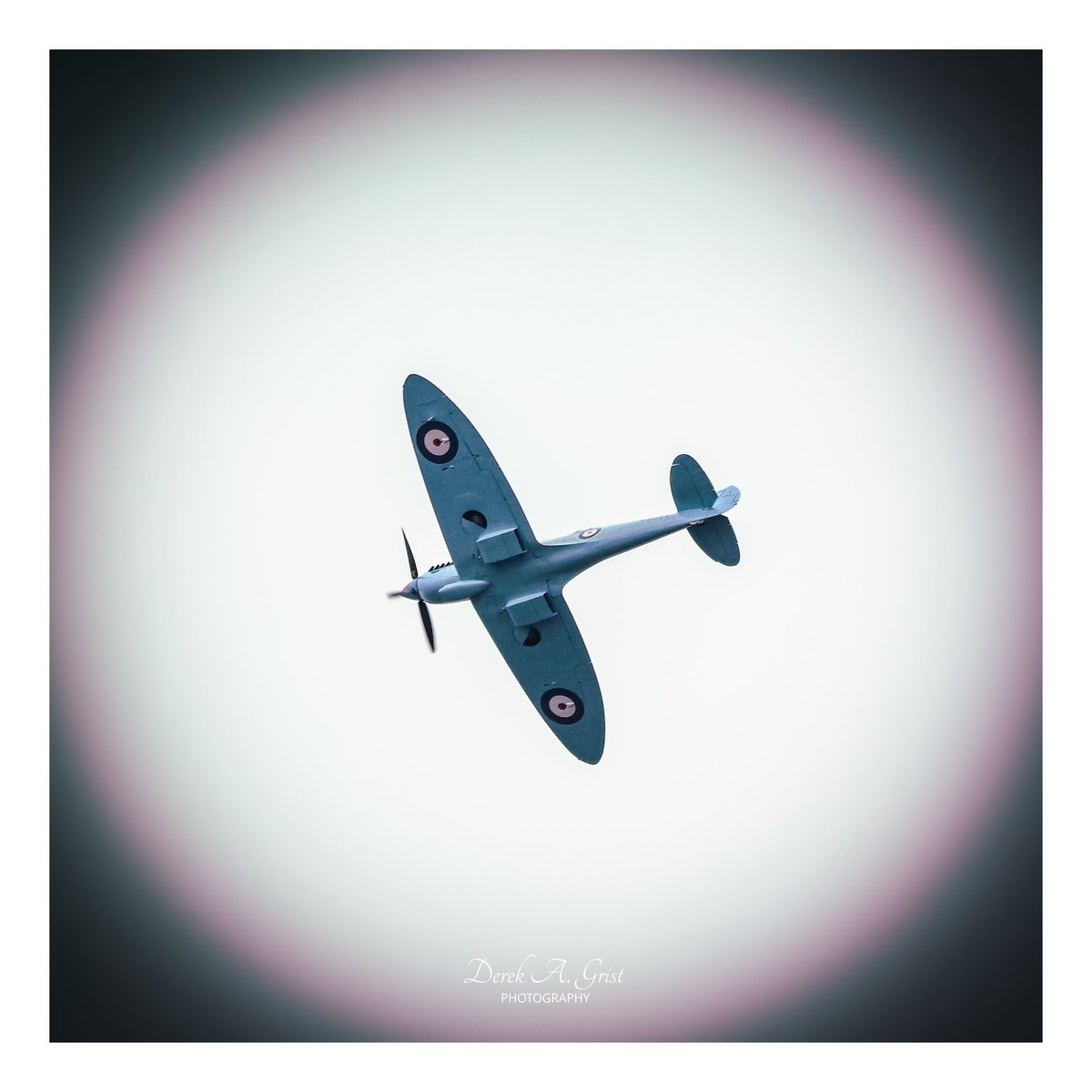 gristdezza's tweet image. #spitfire 90th anniversary flight over the #forth bridges today. @spitfiresdotcom @ScotsMagazine #edinburgh @Scottish_Banner