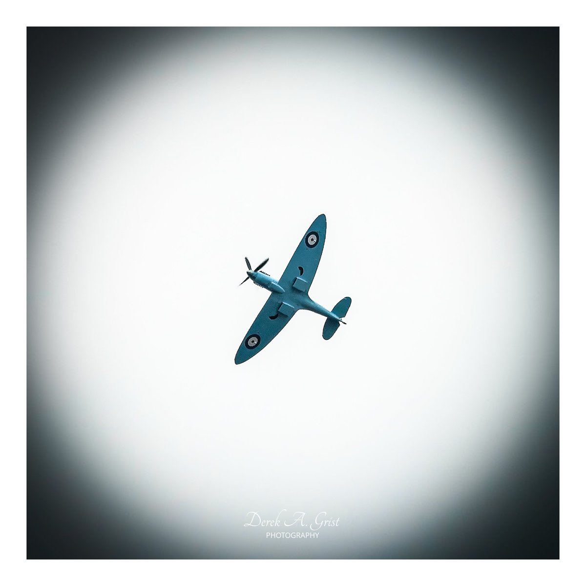 gristdezza's tweet image. #spitfire 90th anniversary flight over the #forth bridges today. @spitfiresdotcom @ScotsMagazine #edinburgh @Scottish_Banner