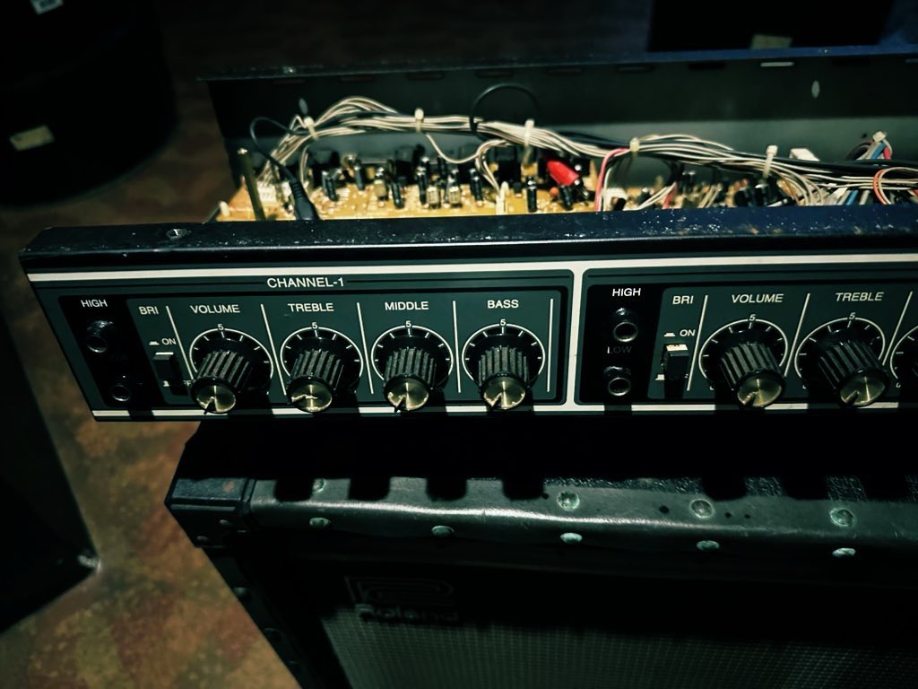 100日後に閉店するLIVEHOUSEのPA前シン tweet media