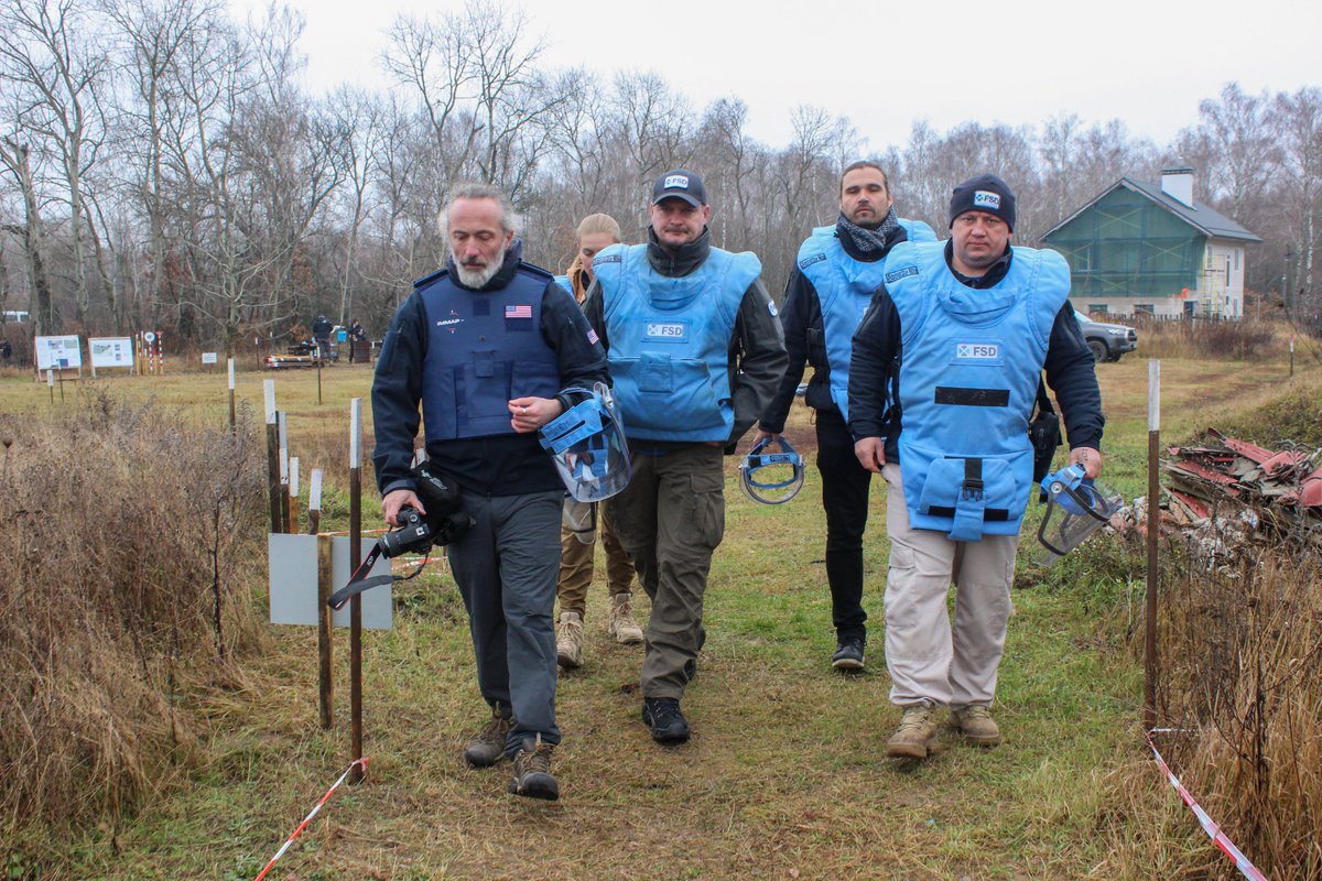 fsd__ch's tweet image. 📋Monitoring &amp;amp; Evaluation matter in #MineAction.

In Chernihiv Oblast, #Ukraine, FSD’s #clearance activities are independently reviewed by @iMMAP_Inc  (both U.S.-funded) — ensuring #transparency, accountability &amp;amp; high-quality clearance.