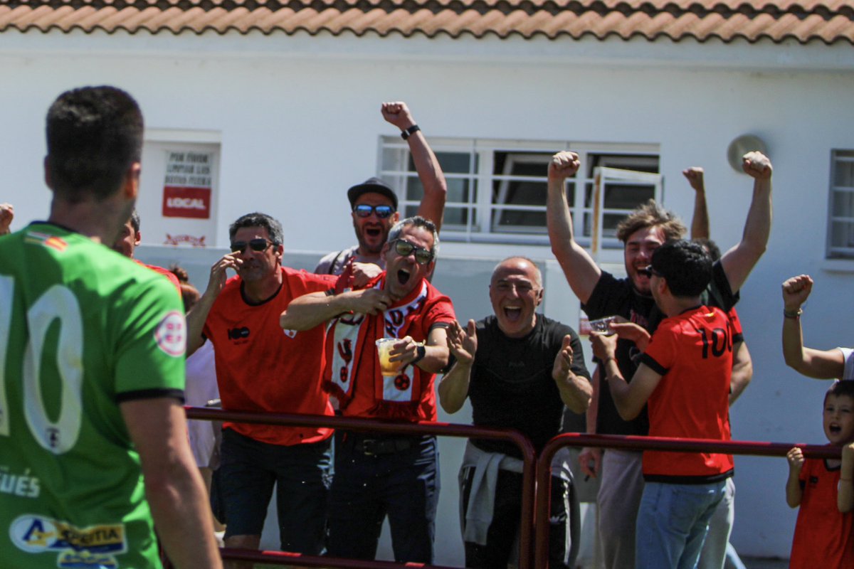 FCLaCalzada's tweet photo. ⚽ Este domingo tienes dos opciones:

❌ Quedarte en casa haciendo scroll sin sentido
✅ Venir, animar y sentir el fútbol 

👀 Tú decides en qué lado estás, nosotros lo tenemos claro 😎

📍 Entonces, ¿te vienes al Rollo?

@FCLaCalzada 🆚 Villegas https://t.co/jjl3KgnhgE