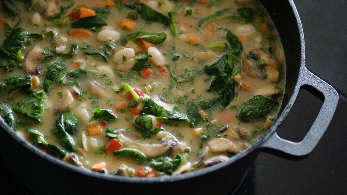 zestyandspicy's tweet image. ✨ CREAMY MISO BEANS ✨ 
Ohhh, this is a goodie and will make you a pretty big batch of this comforting, flavourful,  fully vegan white bean stew. If I had to rank my favourite recipes posted in 2026 to date, this would be in my top 2.

#Recipe 👉 patreon.com/posts/15050578…