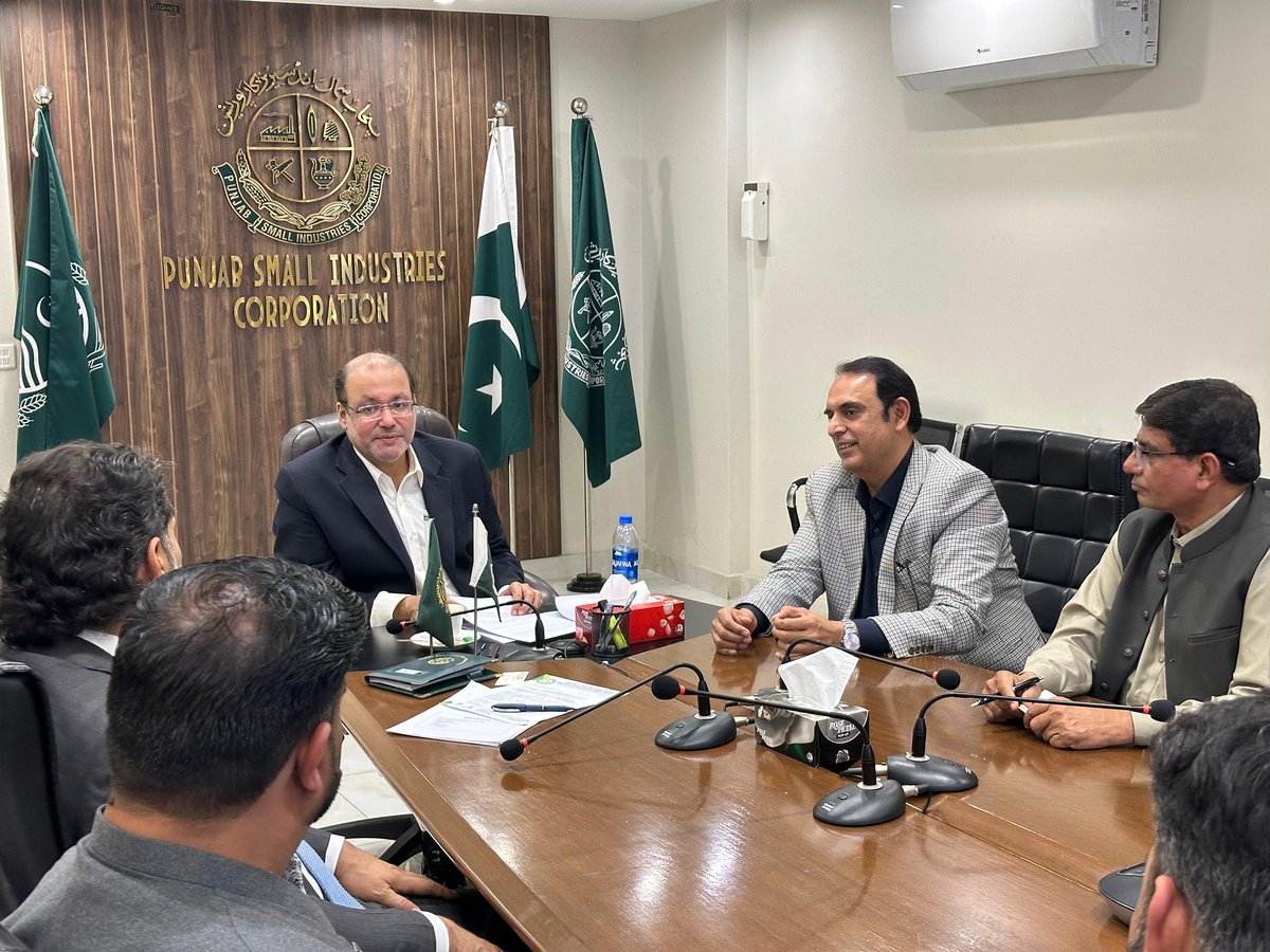 ICIDPunjab's tweet image. صوبائی وزیر صنعت و تجارت @ChShafayHussain سے ہنٹنگ اینڈ سپورٹنگ نائیوز، سورڈز اینڈ اسیسریز ایسوسی ایشن آف پاکستان کے وفد کی ملاقات۔
  وفد نے سیکٹر کے فروغ اور سمال انڈسٹریل اسٹیٹ وزیر آباد کی آبادکاری پر گفتگو کی۔
#ShafayHussain #icidpunjab #Industry #Punjab #Wazirabad