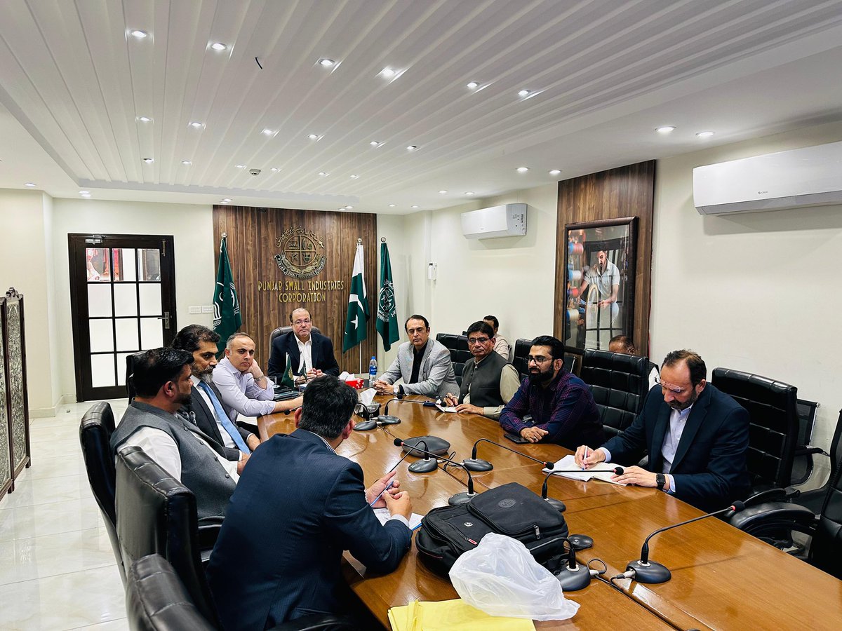 ICIDPunjab's tweet image. صوبائی وزیر صنعت و تجارت @ChShafayHussain سے ہنٹنگ اینڈ سپورٹنگ نائیوز، سورڈز اینڈ اسیسریز ایسوسی ایشن آف پاکستان کے وفد کی ملاقات۔
  وفد نے سیکٹر کے فروغ اور سمال انڈسٹریل اسٹیٹ وزیر آباد کی آبادکاری پر گفتگو کی۔
#ShafayHussain #icidpunjab #Industry #Punjab #Wazirabad
