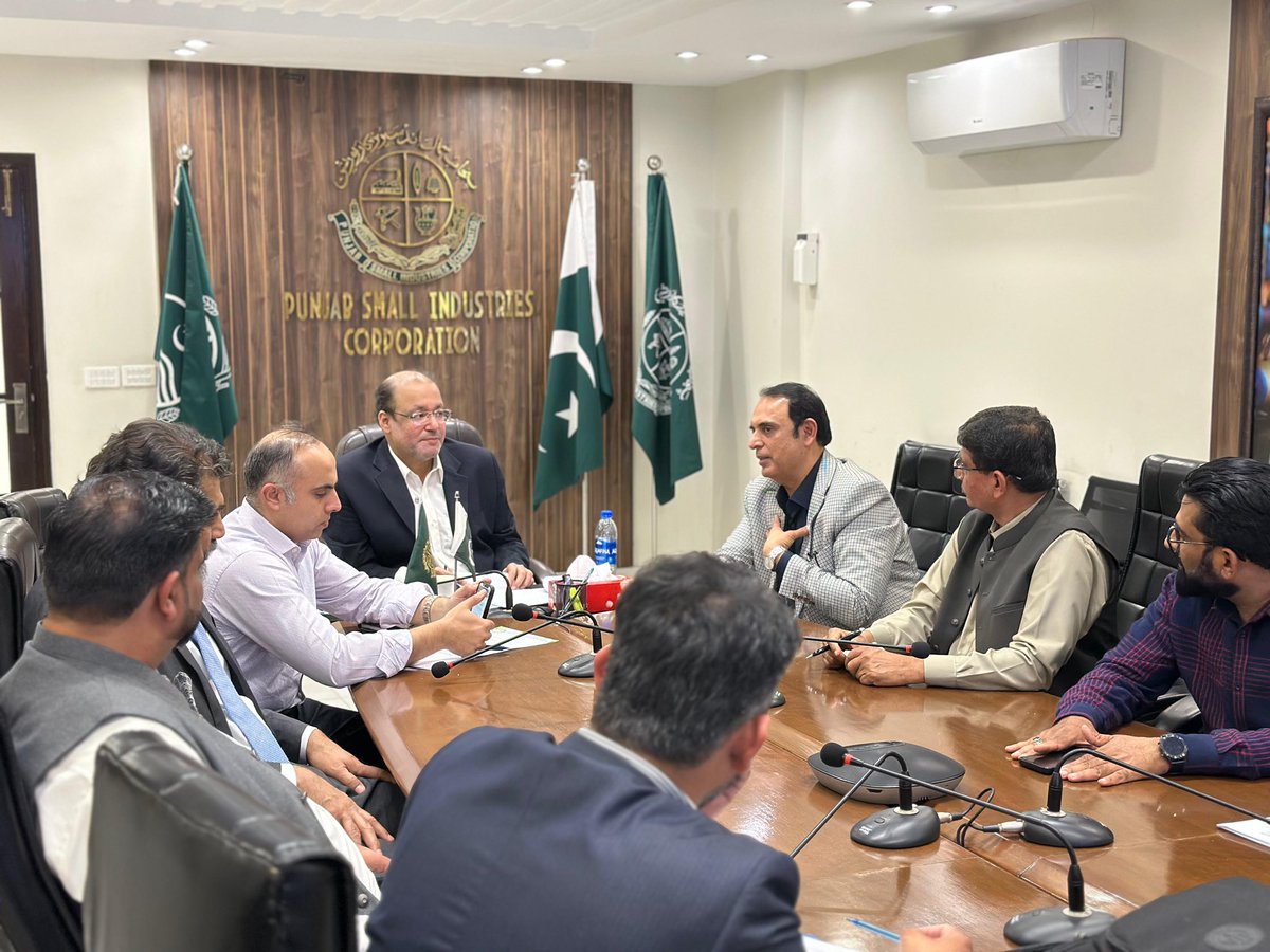 ICIDPunjab's tweet image. صوبائی وزیر صنعت و تجارت @ChShafayHussain سے ہنٹنگ اینڈ سپورٹنگ نائیوز، سورڈز اینڈ اسیسریز ایسوسی ایشن آف پاکستان کے وفد کی ملاقات۔
  وفد نے سیکٹر کے فروغ اور سمال انڈسٹریل اسٹیٹ وزیر آباد کی آبادکاری پر گفتگو کی۔
#ShafayHussain #icidpunjab #Industry #Punjab #Wazirabad