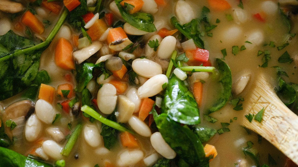 zestyandspicy's tweet image. ✨ CREAMY MISO BEANS ✨ 
Ohhh, this is a goodie and will make you a pretty big batch of this comforting, flavourful,  fully vegan white bean stew. If I had to rank my favourite recipes posted in 2026 to date, this would be in my top 2.

#Recipe 👉 patreon.com/posts/15050578…
