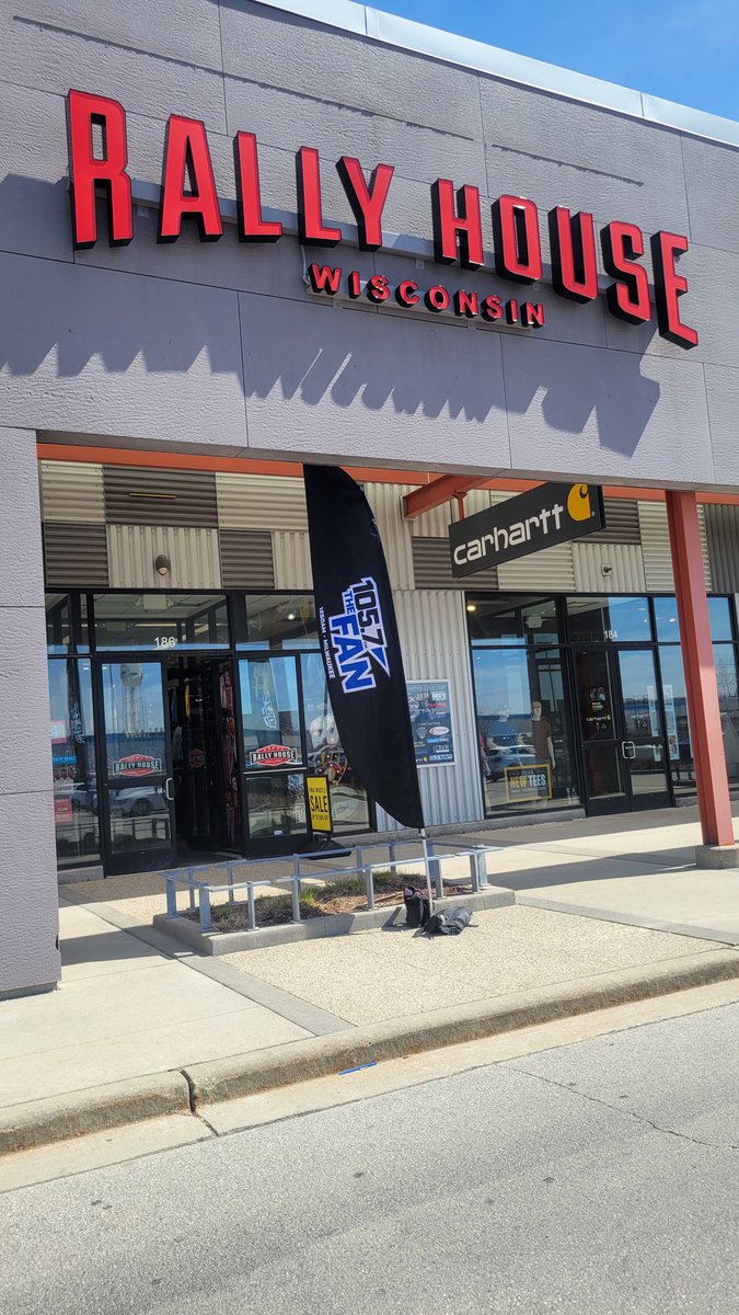 SparkyRadio's tweet image. Come to @Rally_House Mayfair Collection as we broadcast #WisconsinSportsDaily from 2 to 5pm!!! #Brewers #CityConnect