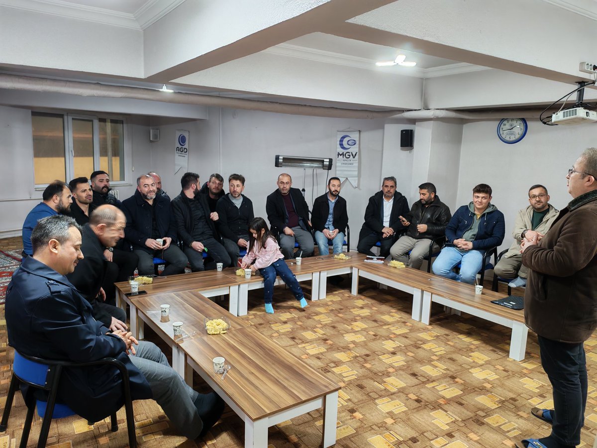 Bu haftaki Şuur Sohbetimizi gerçekleştirdik. Güzel sohbeti için İlyas Odabaşı hocamıza teşekkür ediyoruz.
Perşembe günleri saat 20.00 de Anadolu Gençlik Derneği Konferans Salonuna siz kıymetli dostlarımızı bekliyoruz.