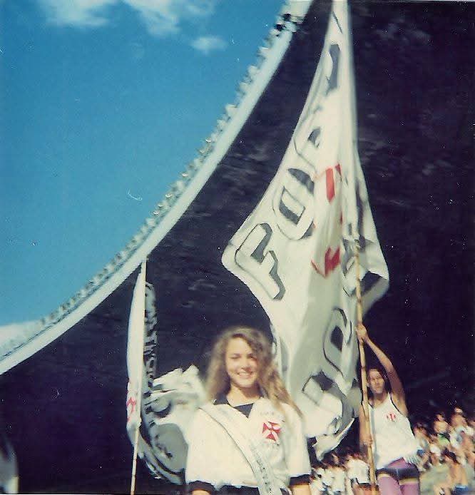 1992: Taís Barcellos Rainha da Força Jovem.
Antigo Maracanã entrada das bandeiras. 
O título de Rainha foi entre 1991 a 1992, Taís Barcellos acompanhava <a href="/forcajovem70/">Força Jovem Vasco</a>, em todos os jogos e lugares.
"Devemos sempre manter a memória viva..."
#Fjv1970 ◤✠◢