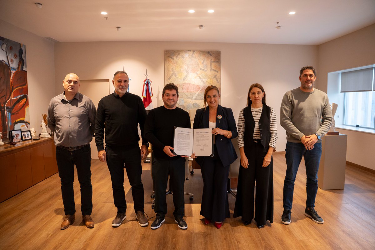 tori_flores's tweet image. Avanzamos hacia una gestión de residuos más eficiente. 

Firmamos un acuerdo con #BeBetter para analizar la implementación del sistema BUMI, una herramienta tecnológica clave para fortalecer la #economíaCircular. ♻️💻

Esta alianza, rubricada junto a @myriprunotto , reafirma el