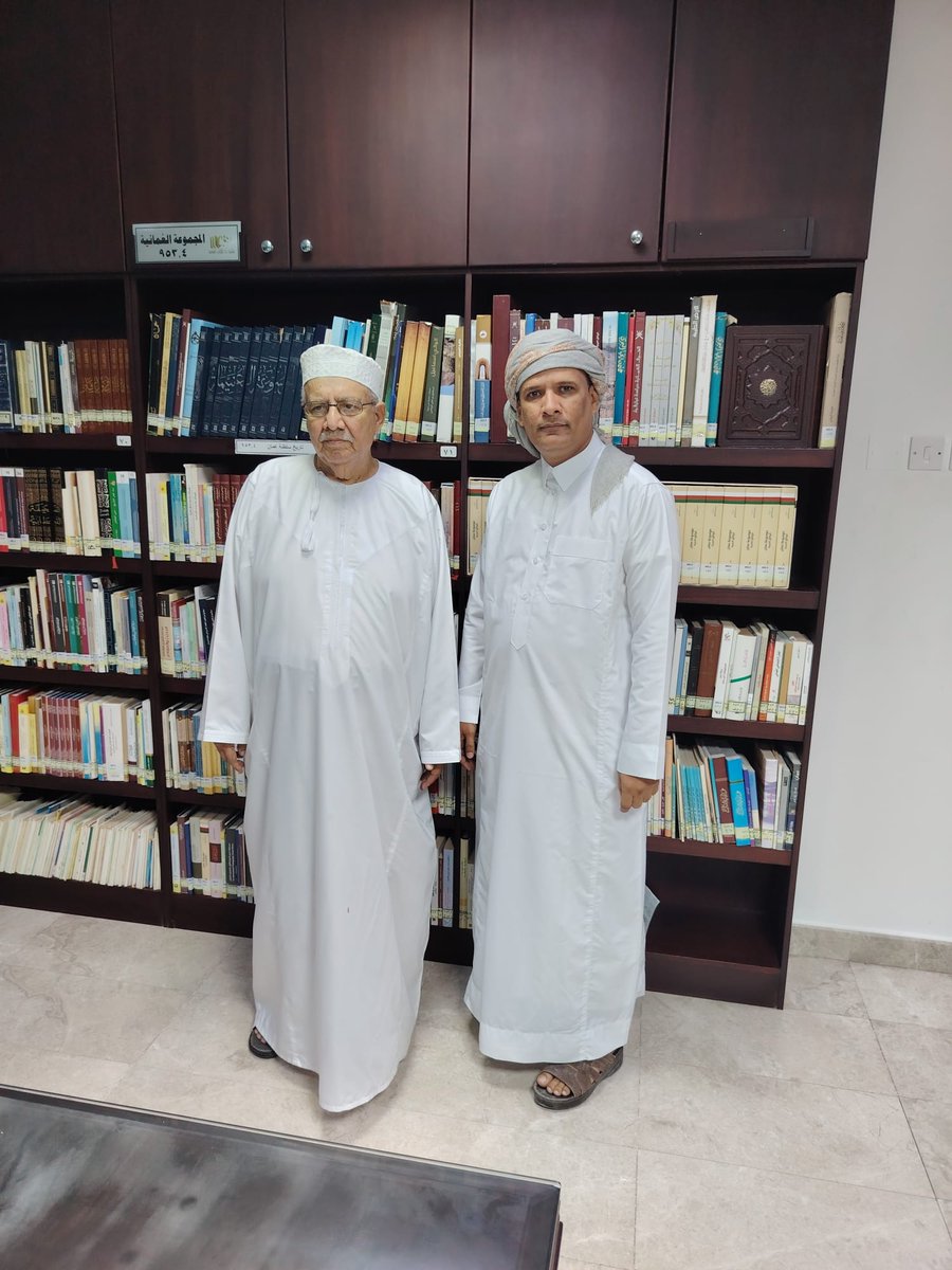 mcsr2090's tweet photo. لقاء يبحث سبل التعاون بين مركز اللغة المهرية ومكتبة دار الكتاب العامة بظفار في عمان

المهرة/ إعلام المركز:
9 أبريل 2026م

التقى مدير مركز اللغة المهرية للدراسات والبحوث بجامعة المهرة الدكتور سعيد سعد القميري، اليوم الخميس، في مدينة صلالة العمانية، الدكتور محمد بن حسن الغساني مدير مكتبة دار الكتاب العامة بمحافظة ظفار.

ويأتي اللقاء ضمن مساعي مركز اللغة المهرية للدراسات والبحوث؛ لتوسيع شبكة علاقاته الأكاديمية والثقافية مع مختلف المؤسسات والمراكز البحثية الرائدة في المنطقة.

وفي اللقاء تم بحث سبل تبادل المعارف وتعزيز التعاون المشترك لبناء شراكات مستقبلية مثمرة تخدم الأهداف الثقافية والبحثية للمؤسَّستين، بحكم التقارب الثقافي والاجتماعي لكل من ظفار والمهرة.

وفي مبادرة كريمة من إدارة مكتبة دار الكتاب العامة بمحافظة ظفار، تم رفد مكتبة مركز اللغة المهرية بمجموعة من الكتب والمراجع القيمة لدعم الباحثين والمهتمين، وبدوره قام مركز اللغة المهرية بإهداء مكتبة دار الكتاب بظفار مجموعة من إصداراته العلمية.