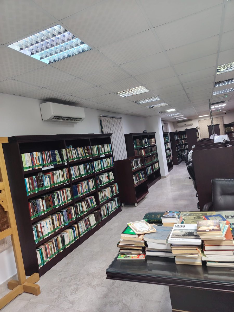 mcsr2090's tweet photo. لقاء يبحث سبل التعاون بين مركز اللغة المهرية ومكتبة دار الكتاب العامة بظفار في عمان

المهرة/ إعلام المركز:
9 أبريل 2026م

التقى مدير مركز اللغة المهرية للدراسات والبحوث بجامعة المهرة الدكتور سعيد سعد القميري، اليوم الخميس، في مدينة صلالة العمانية، الدكتور محمد بن حسن الغساني مدير مكتبة دار الكتاب العامة بمحافظة ظفار.

ويأتي اللقاء ضمن مساعي مركز اللغة المهرية للدراسات والبحوث؛ لتوسيع شبكة علاقاته الأكاديمية والثقافية مع مختلف المؤسسات والمراكز البحثية الرائدة في المنطقة.

وفي اللقاء تم بحث سبل تبادل المعارف وتعزيز التعاون المشترك لبناء شراكات مستقبلية مثمرة تخدم الأهداف الثقافية والبحثية للمؤسَّستين، بحكم التقارب الثقافي والاجتماعي لكل من ظفار والمهرة.

وفي مبادرة كريمة من إدارة مكتبة دار الكتاب العامة بمحافظة ظفار، تم رفد مكتبة مركز اللغة المهرية بمجموعة من الكتب والمراجع القيمة لدعم الباحثين والمهتمين، وبدوره قام مركز اللغة المهرية بإهداء مكتبة دار الكتاب بظفار مجموعة من إصداراته العلمية.