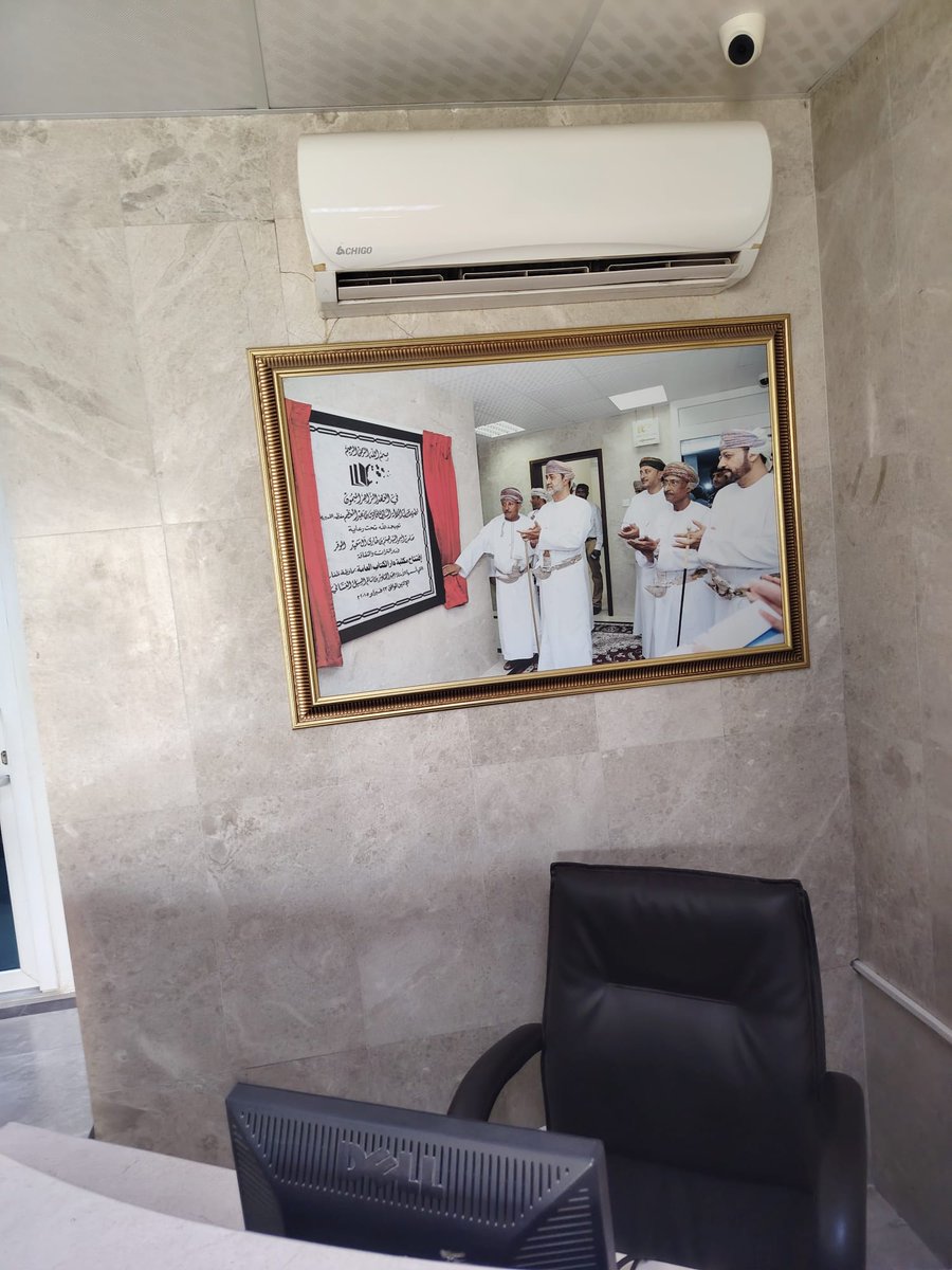 mcsr2090's tweet photo. لقاء يبحث سبل التعاون بين مركز اللغة المهرية ومكتبة دار الكتاب العامة بظفار في عمان

المهرة/ إعلام المركز:
9 أبريل 2026م

التقى مدير مركز اللغة المهرية للدراسات والبحوث بجامعة المهرة الدكتور سعيد سعد القميري، اليوم الخميس، في مدينة صلالة العمانية، الدكتور محمد بن حسن الغساني مدير مكتبة دار الكتاب العامة بمحافظة ظفار.

ويأتي اللقاء ضمن مساعي مركز اللغة المهرية للدراسات والبحوث؛ لتوسيع شبكة علاقاته الأكاديمية والثقافية مع مختلف المؤسسات والمراكز البحثية الرائدة في المنطقة.

وفي اللقاء تم بحث سبل تبادل المعارف وتعزيز التعاون المشترك لبناء شراكات مستقبلية مثمرة تخدم الأهداف الثقافية والبحثية للمؤسَّستين، بحكم التقارب الثقافي والاجتماعي لكل من ظفار والمهرة.

وفي مبادرة كريمة من إدارة مكتبة دار الكتاب العامة بمحافظة ظفار، تم رفد مكتبة مركز اللغة المهرية بمجموعة من الكتب والمراجع القيمة لدعم الباحثين والمهتمين، وبدوره قام مركز اللغة المهرية بإهداء مكتبة دار الكتاب بظفار مجموعة من إصداراته العلمية.
