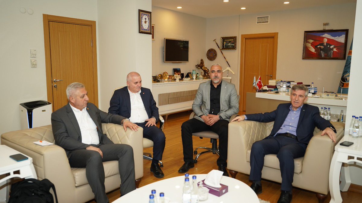 Genel Başkanımız Seyit Aslan, Genel Başkan Yardımcımız Levent Tüzel ve MYK Üyemiz Nuray Sancar, yaklaşan 1 Mayıs sürecinde Petrol-İş Genel Merkezi’nde Genel Başkan Süleyman Akyüz, Yönetim Kurulu Üyeleri ile sendika şube başkan ve yöneticileriyle bir araya geldi.

📌Görüşmede;