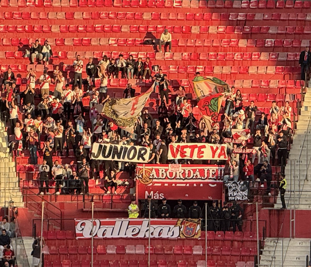 LuisJV93's tweet photo. Una afición señorial, que nos respeta y nos muestra todo su apoyo se merece toda la suerte del mundo por parte del sevillismo. 

Ojalá ganen su primer título europeo. https://t.co/FBdirh7psC