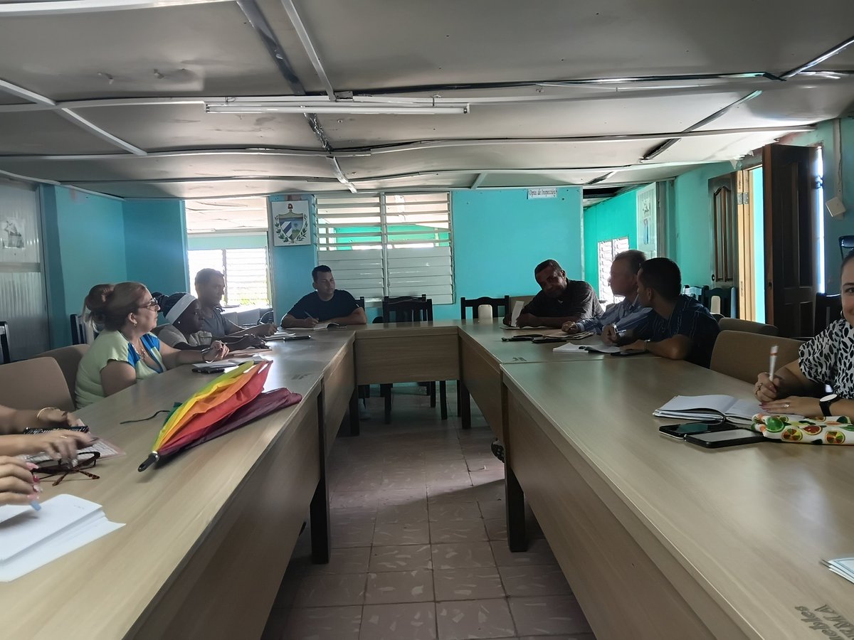 JorgeLu71436757's tweet photo. En la #DGEM de #PuertoPadre sesiona el puesto de dirección para evaluar el cumplimiento del plan de otorgamiento de carreras pedagógicas y matrícula a la universidad @DiazCanelB @naimatrujillob @LorenzoOsbel @nilser_pineda @yosmel_duany @EsneyderSi48208 https://t.co/CpyOchJN5A
