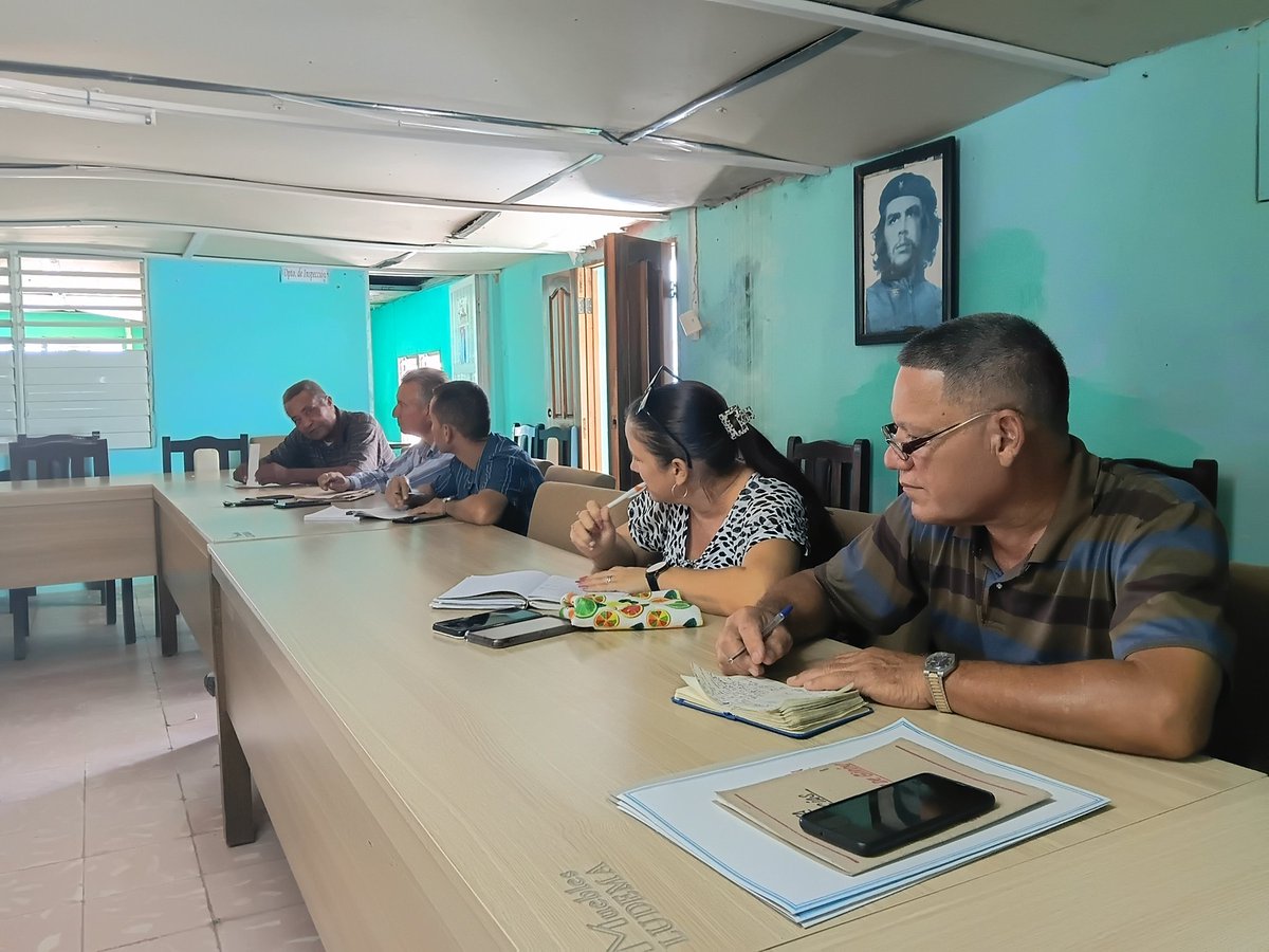 JorgeLu71436757's tweet photo. En la #DGEM de #PuertoPadre sesiona el puesto de dirección para evaluar el cumplimiento del plan de otorgamiento de carreras pedagógicas y matrícula a la universidad @DiazCanelB @naimatrujillob @LorenzoOsbel @nilser_pineda @yosmel_duany @EsneyderSi48208 https://t.co/CpyOchJN5A