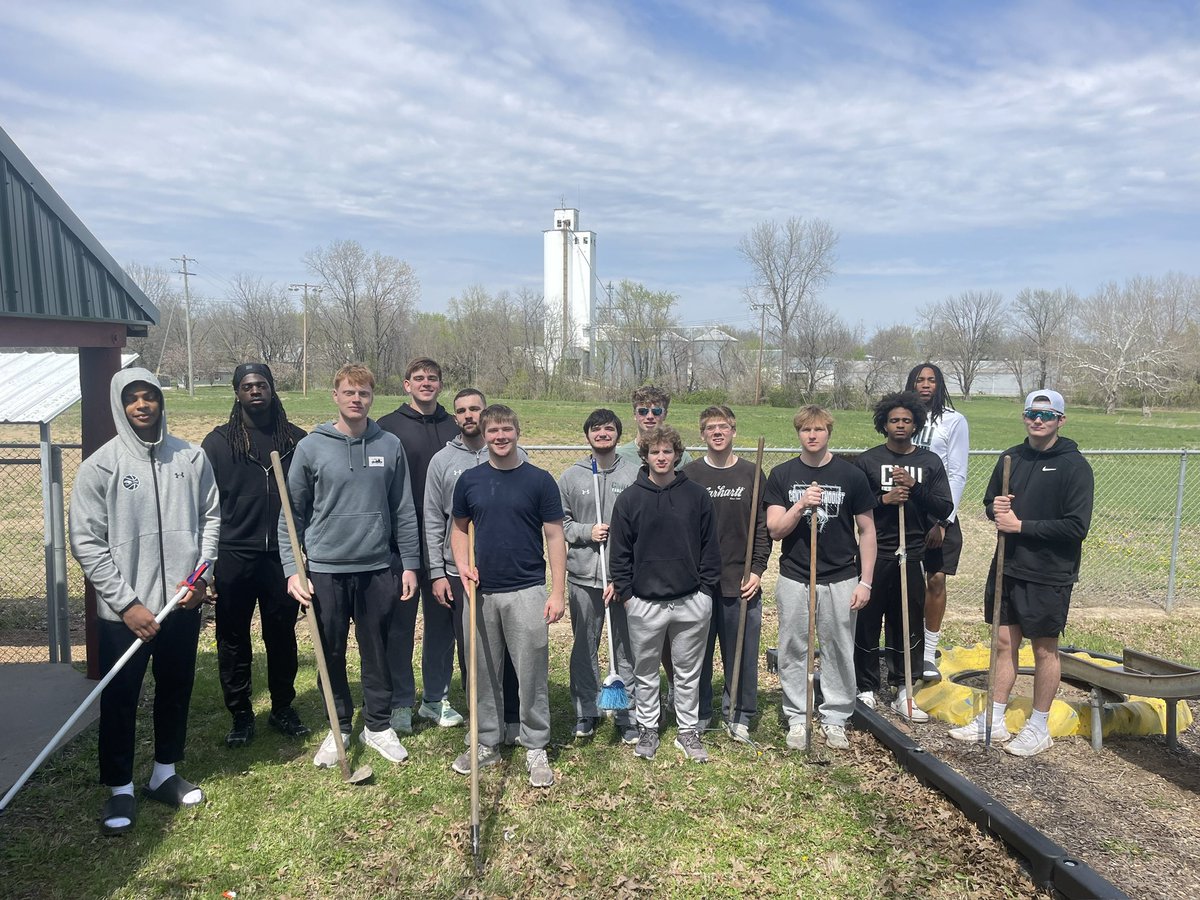 cmueaglesMBB's tweet photo. Service day was a success https://t.co/mu8VOuPnfR